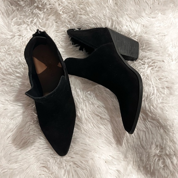 BLONDO Ankle boots- Suede- Black- 3 inches heel- Block Heel Size:6 Like New - Picture 4 of 7